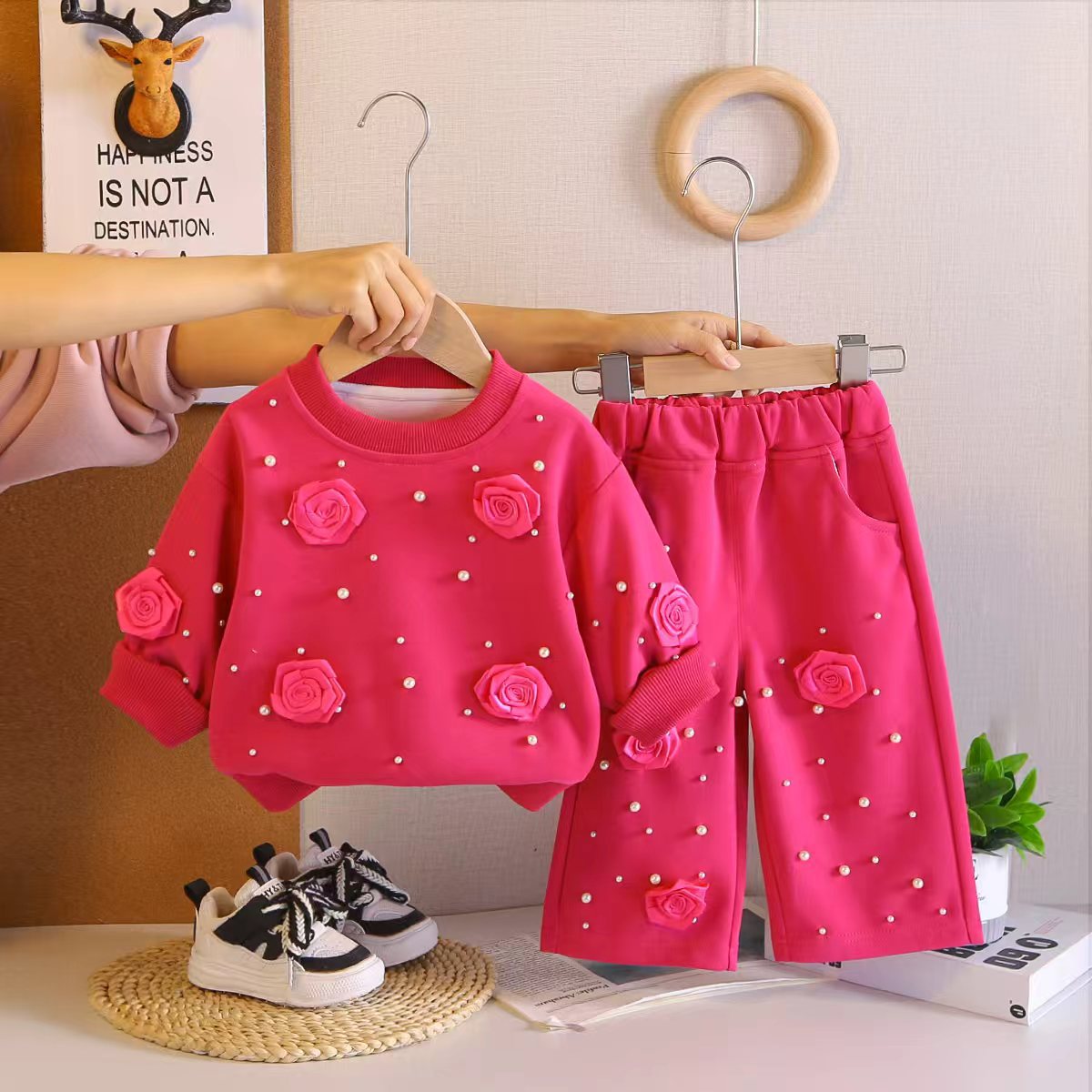 Meisjes setje met roosjes & wijduitlopende broek – lief & trendy 🌹✨