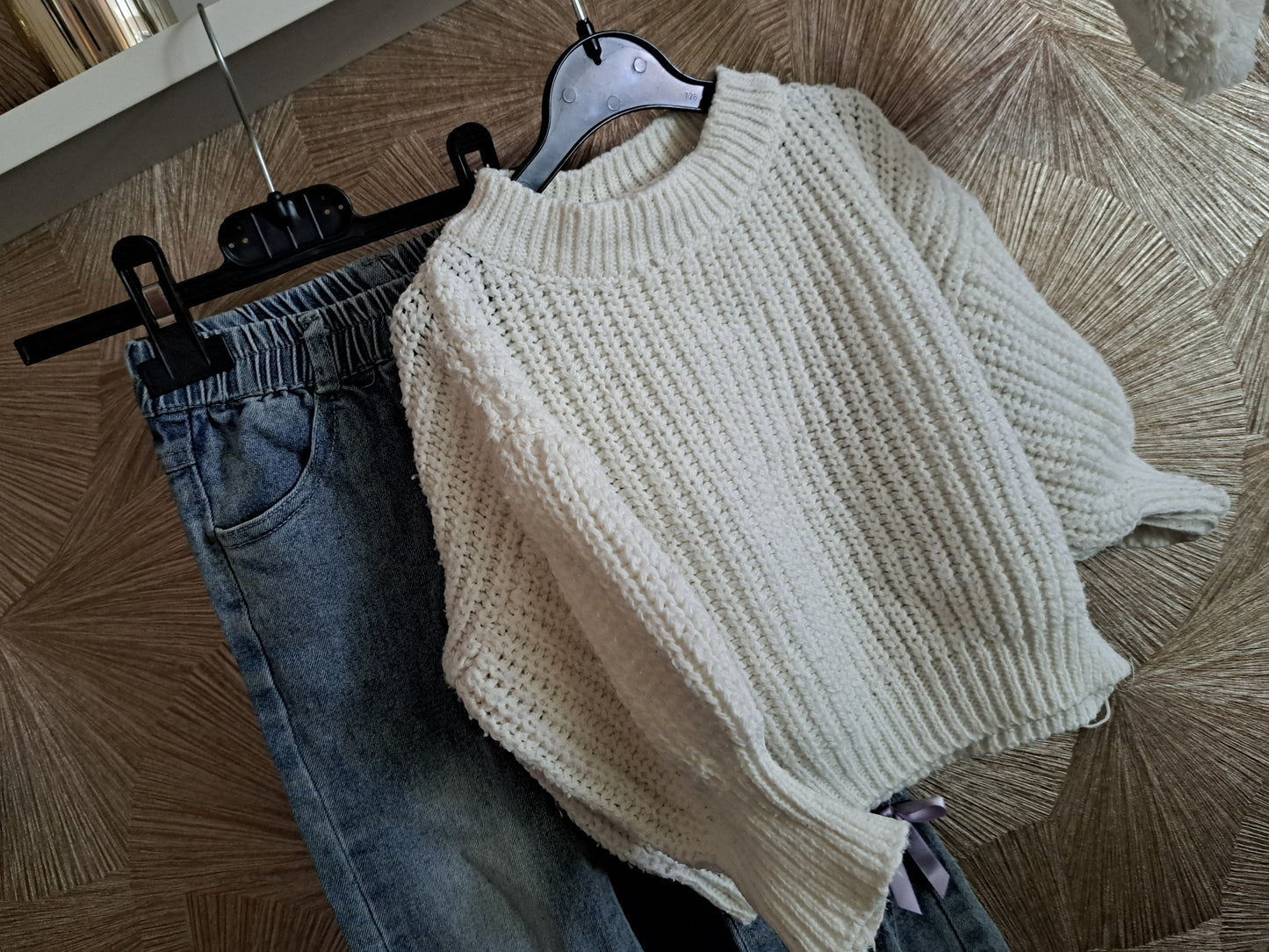 Gebreide trui + leuke jeans met paars roezeltje 🤍🟣