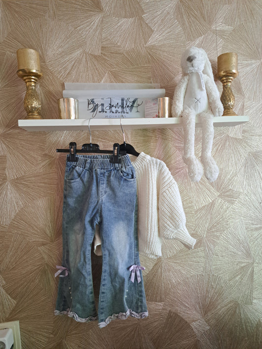 Gebreide trui + leuke jeans met paars roezeltje 🤍🟣
