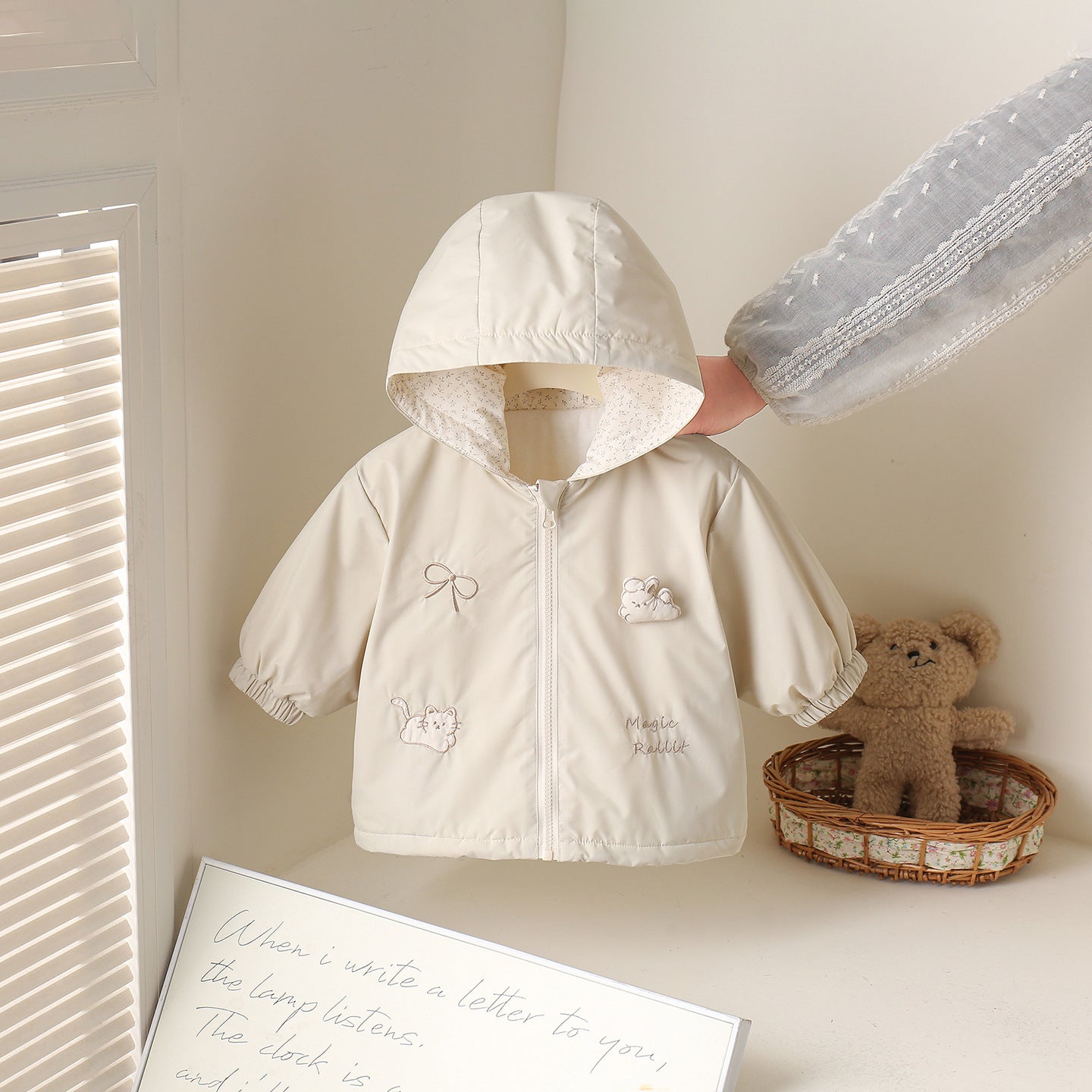 Schattig baby lente jasje – beige ☁️🤍