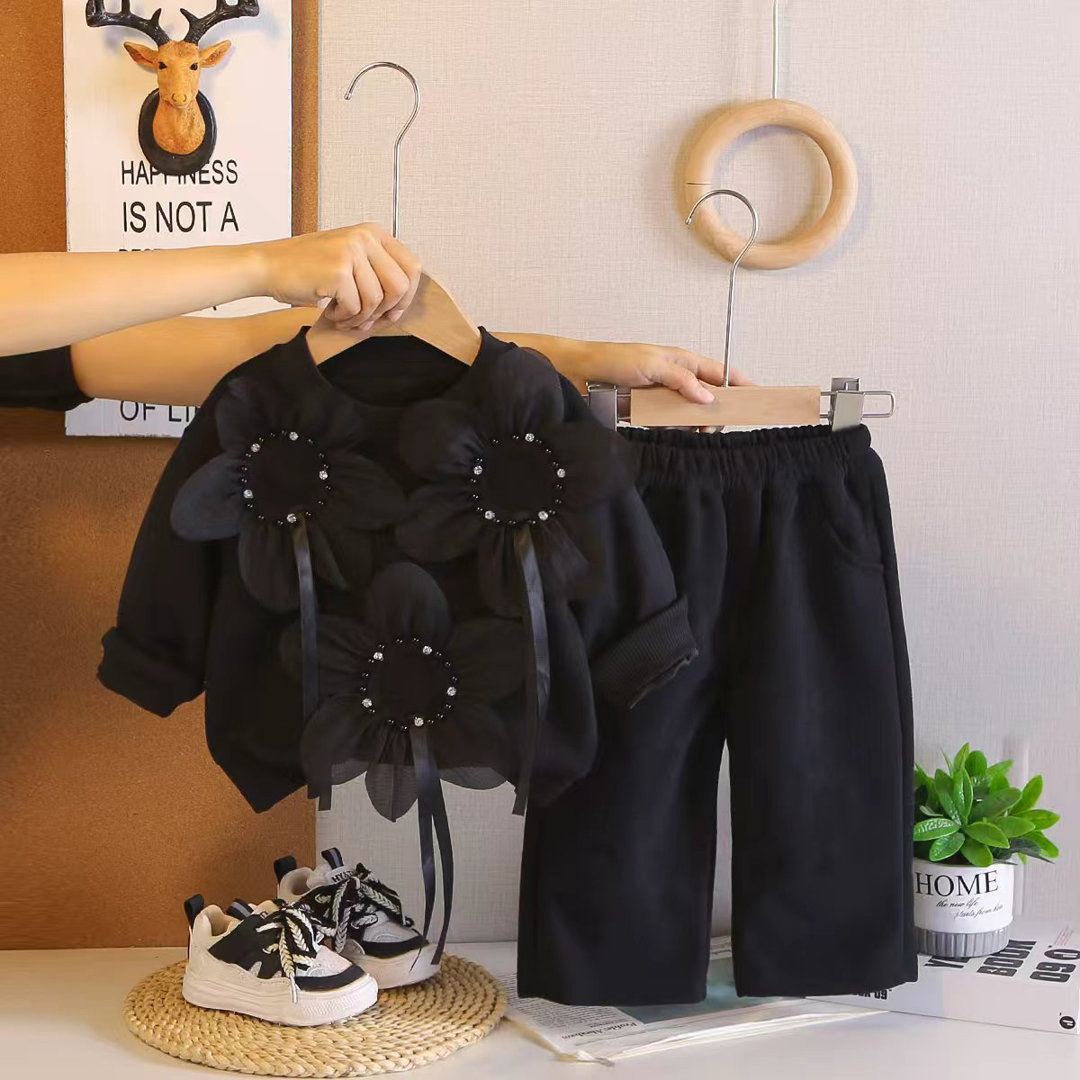 Meisjes setje met bloemetjes & wijduitlopende broek – lief & speels 🌸✨