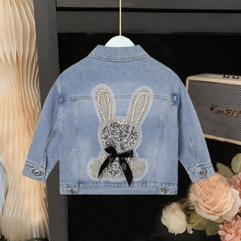 Spijkerjasje met geborduurde konijntje, steentjes & parels – uniek & luxe ✨👖