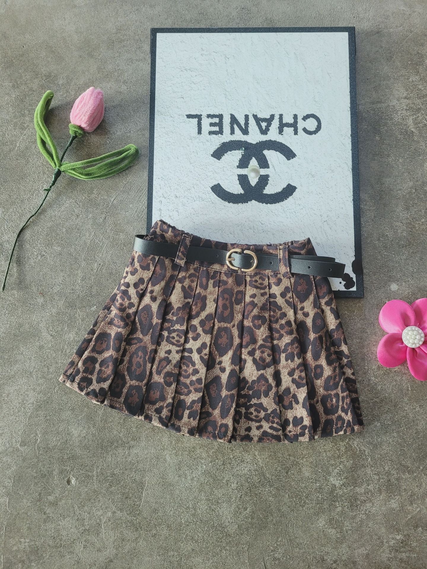 Panterrokje met wit shirtje met kralen & steentjes – set of los 🐆🤍✨