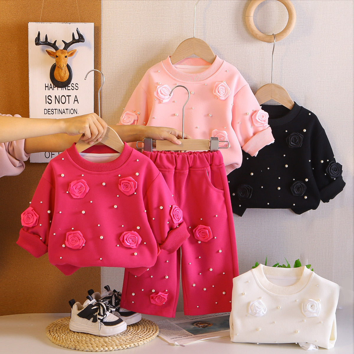 Meisjes setje met roosjes & wijduitlopende broek – lief & trendy 🌹✨