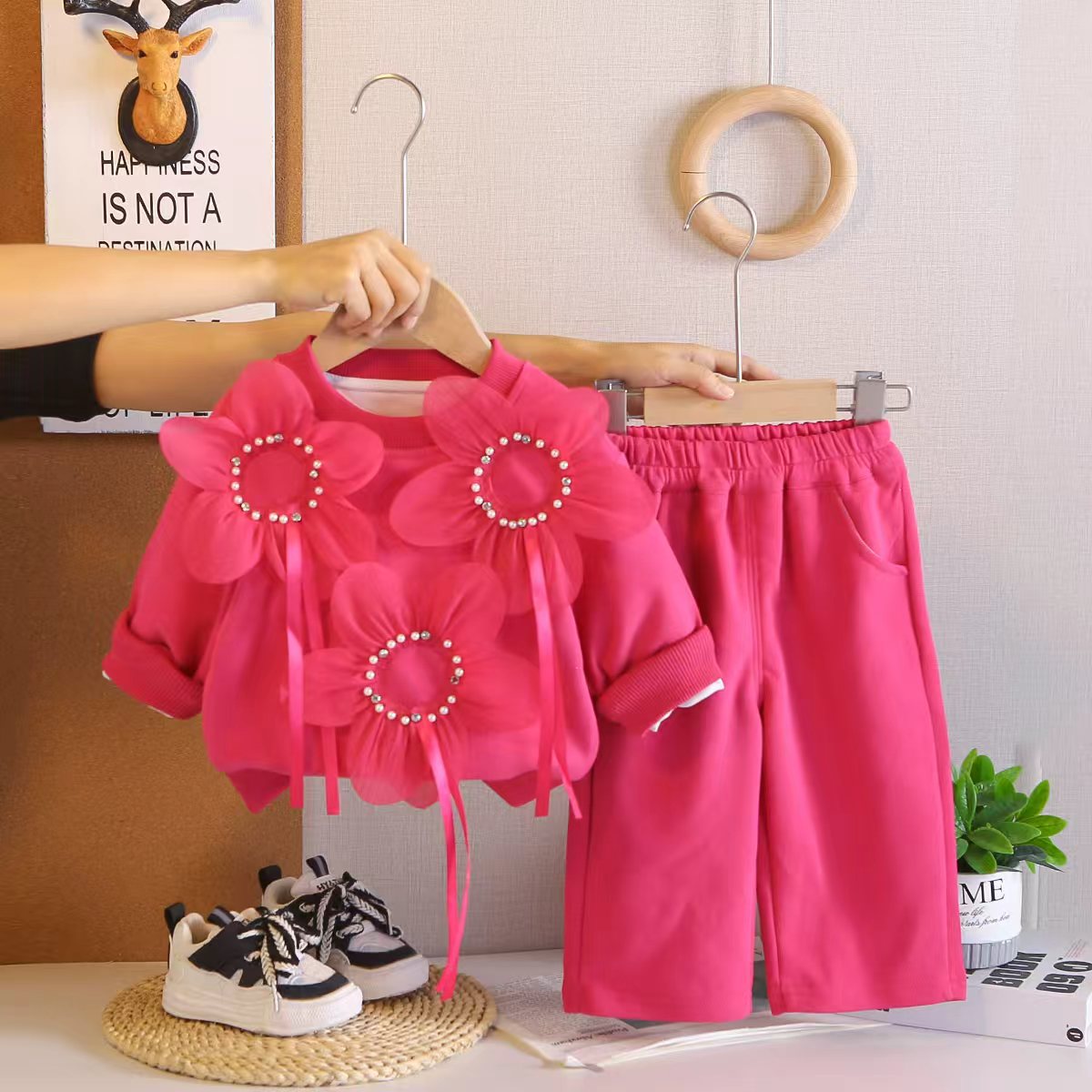 Meisjes setje met bloemetjes & wijduitlopende broek – lief & speels 🌸✨