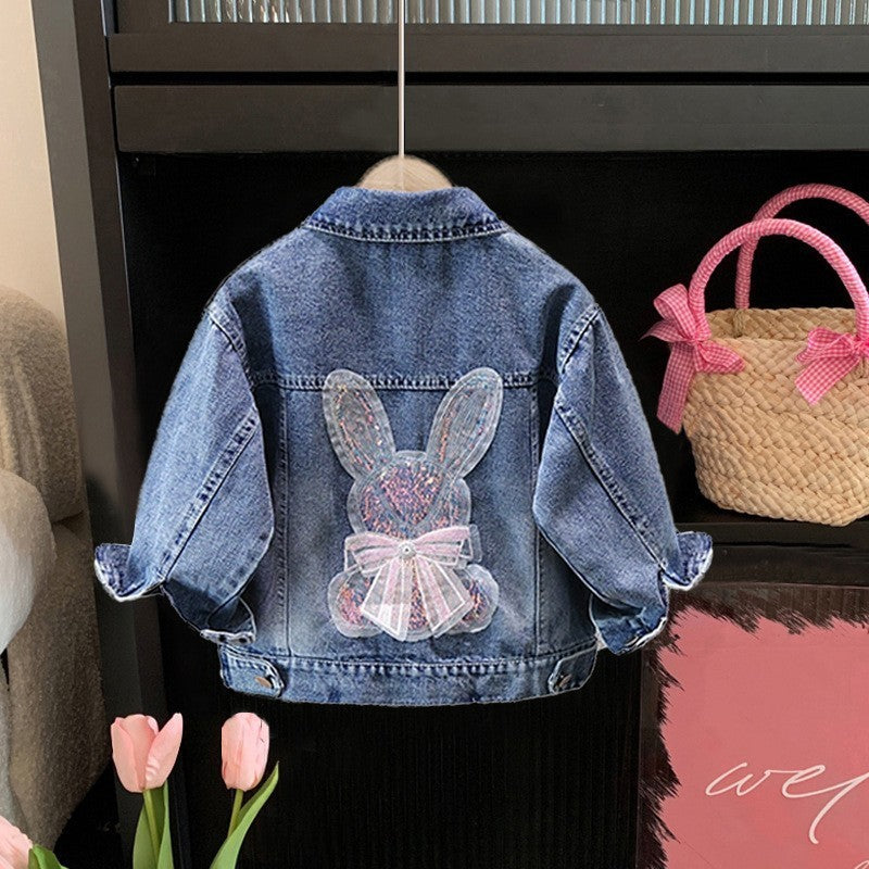 Spijkerjasje met geborduurde konijntje, steentjes & parels – uniek & luxe ✨👖