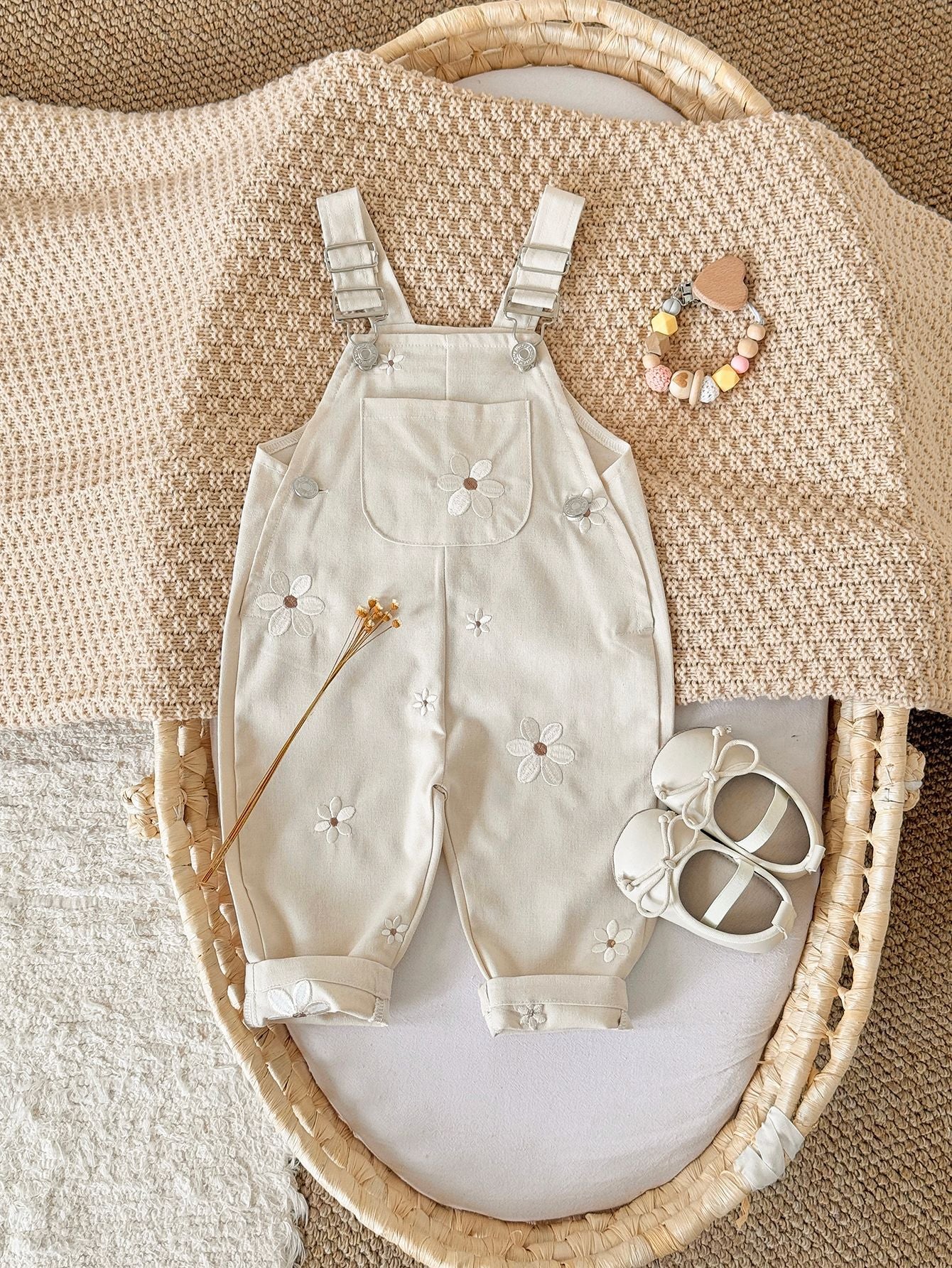 ByJamila – Baby Overalls met Bloemenborduursel 🌸🤍
