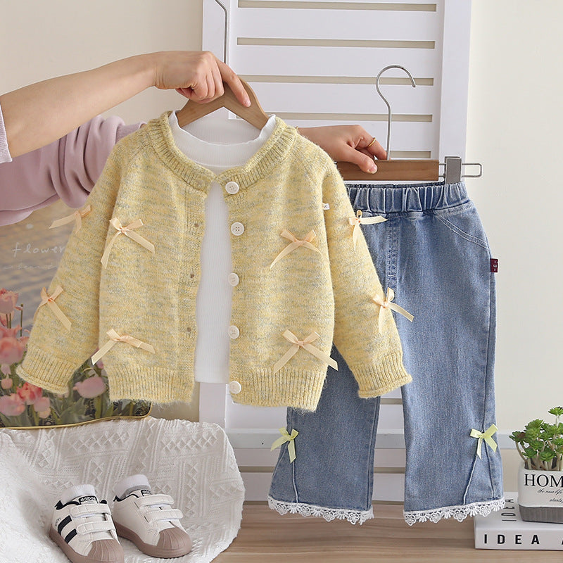 Te schattig meisjes setje – vestje, wit shirtje & broekje 🤍✨