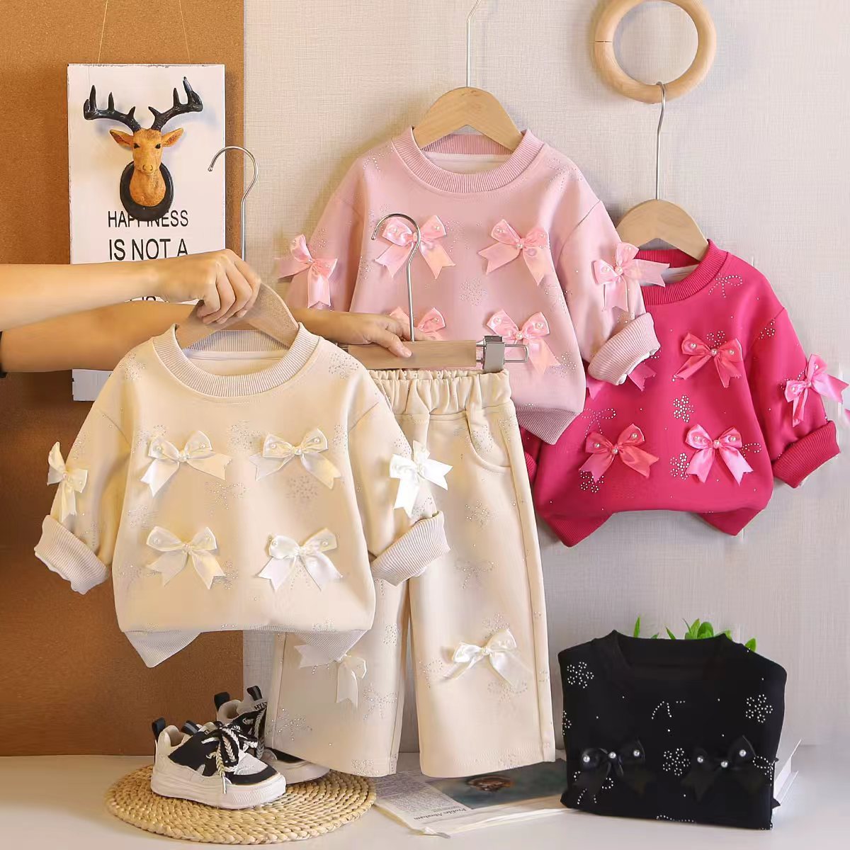 Meisjes setje met strikjes & wijduitlopende broek – lief & trendy 🎀✨