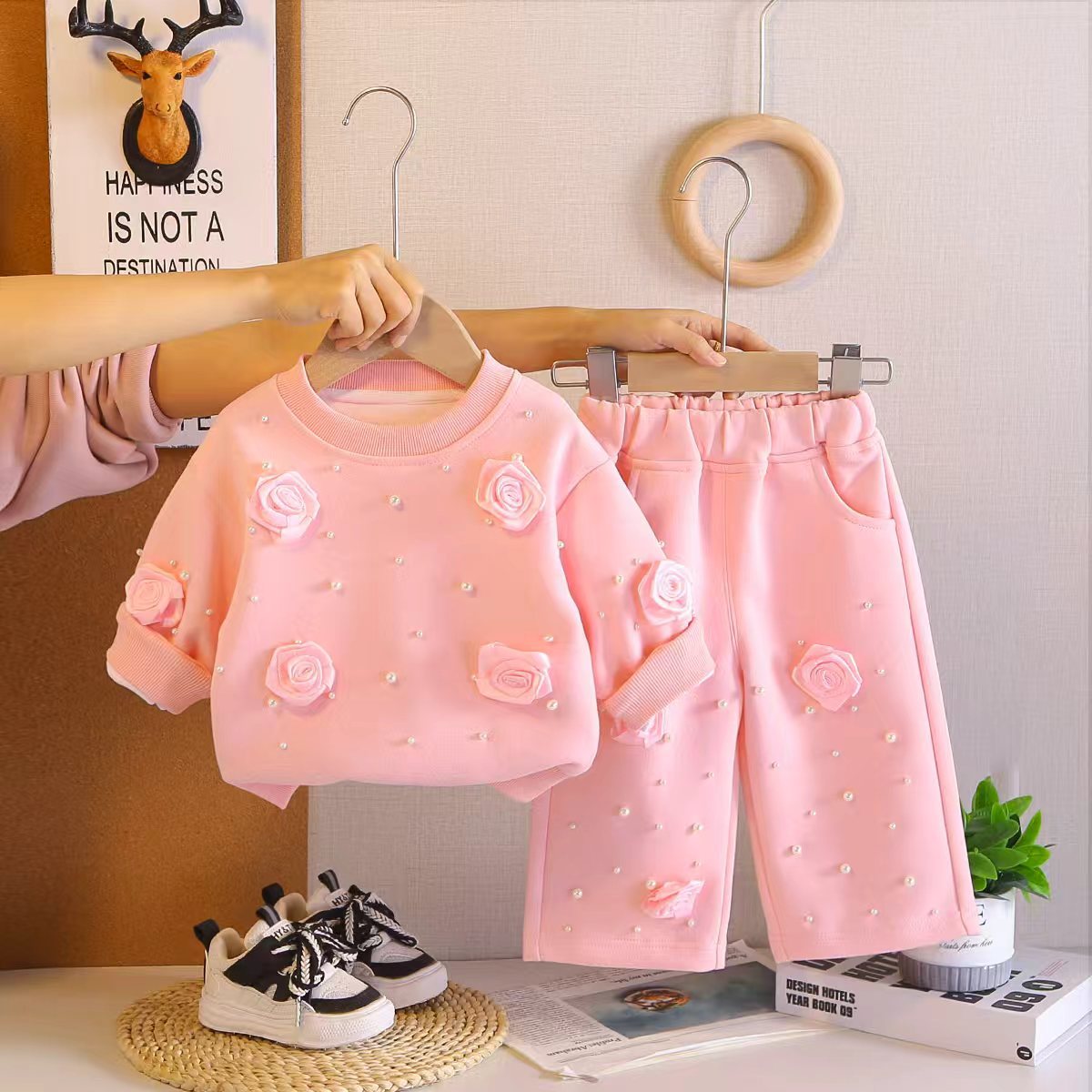 Meisjes setje met roosjes & wijduitlopende broek – lief & trendy 🌹✨