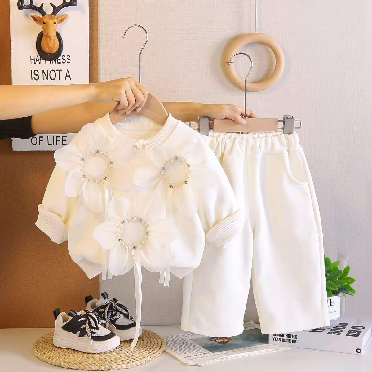 Meisjes setje met bloemetjes & wijduitlopende broek – lief & speels 🌸✨