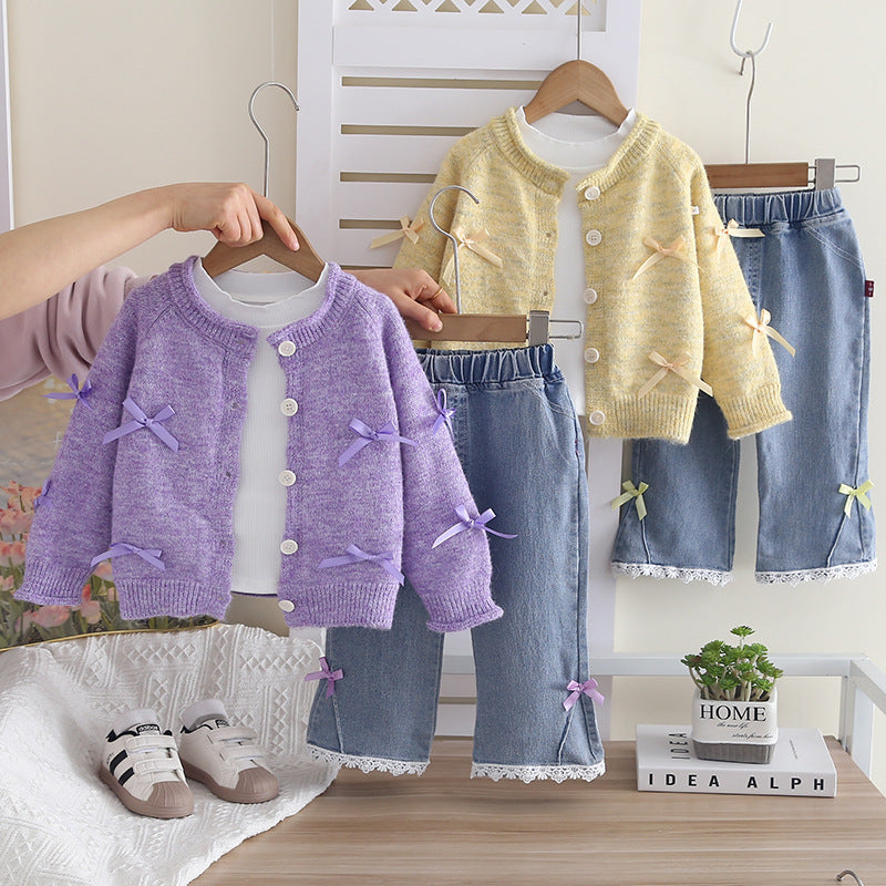Te schattig meisjes setje – vestje, wit shirtje & broekje 🤍✨