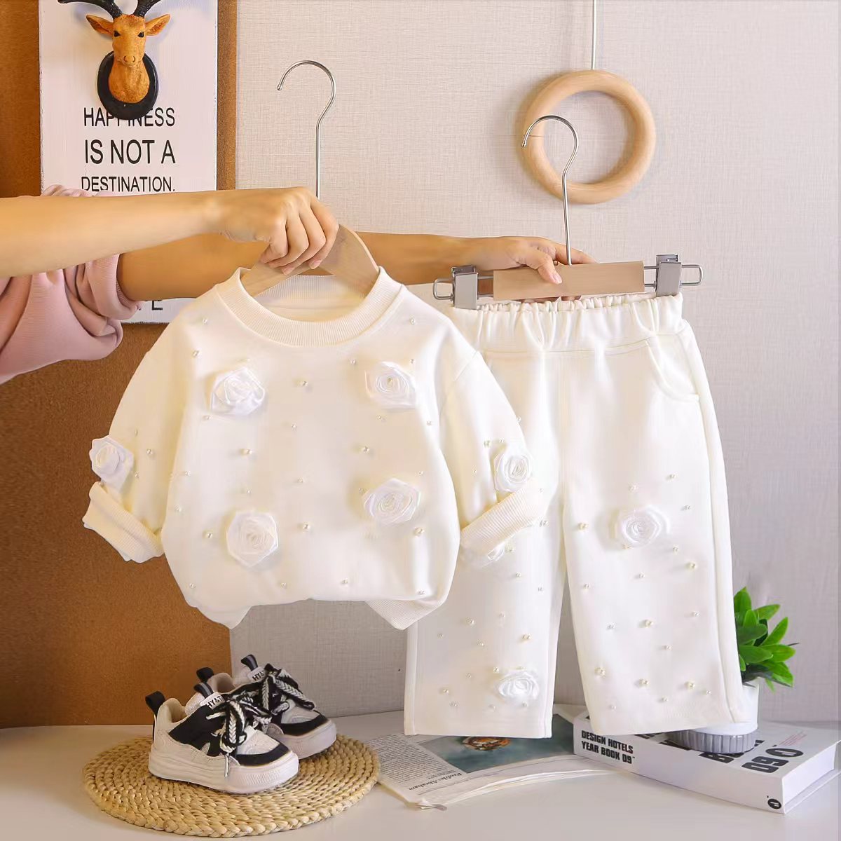 Meisjes setje met roosjes & wijduitlopende broek – lief & trendy 🌹✨