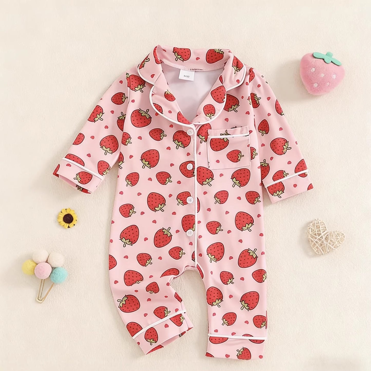 Strikjes & aardbeien baby pyjama pakje – zoet & speels 🍓🎀