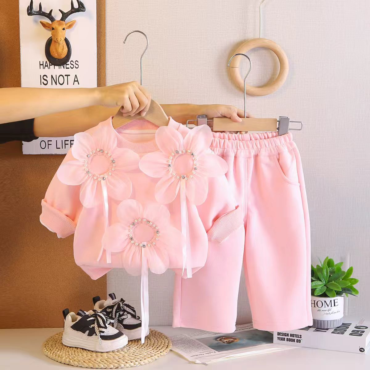 Meisjes setje met bloemetjes & wijduitlopende broek – lief & speels 🌸✨