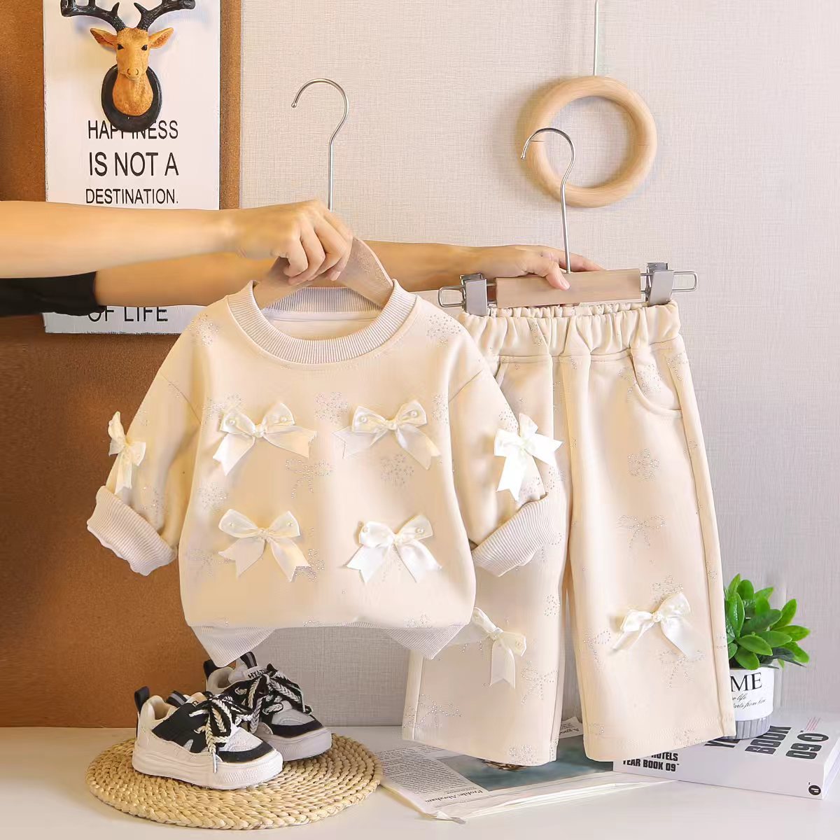 Meisjes setje met strikjes & wijduitlopende broek – lief & trendy 🎀✨