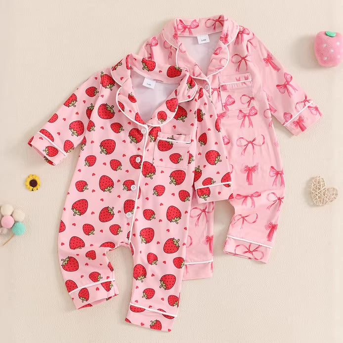 Strikjes & aardbeien baby pyjama pakje – zoet & speels 🍓🎀