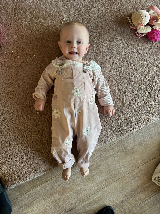 ByJamila – Baby Overalls met Bloemenborduursel 🌸🤍