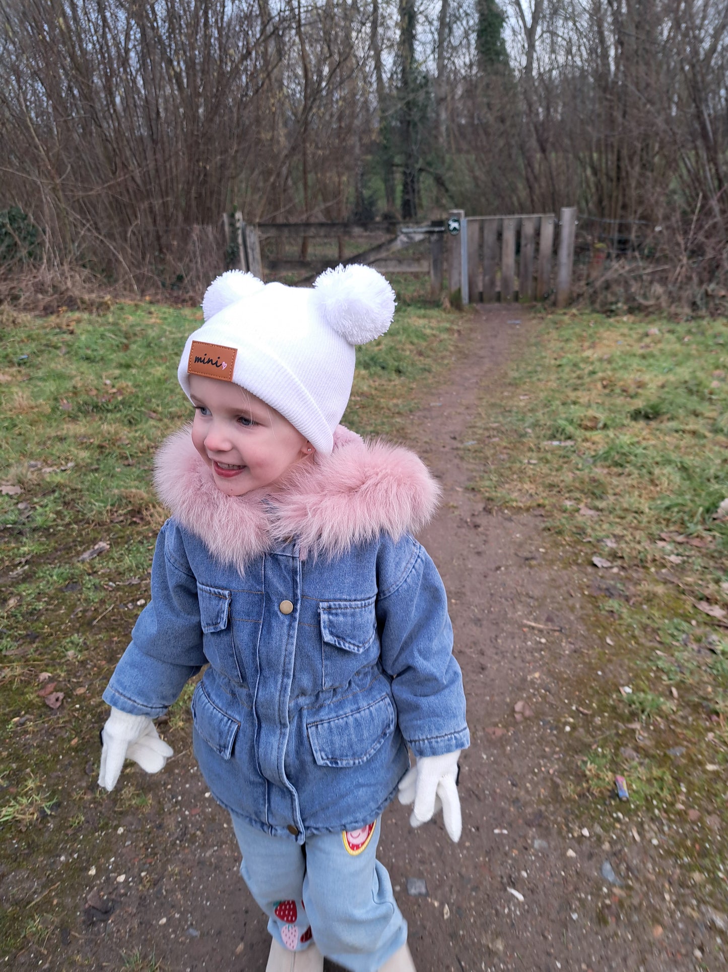 ByJamila – Mini Muts met Schattige Bolletjes 🧶✨